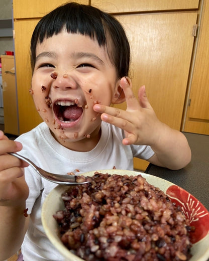 究極の喝米を食べる子ども